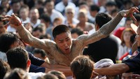Seorang pemuja mengalami kesurupan saat berlangsungnya Festival Tato di Wat Bang Phra, Provinsi Nakhon Pathom, Thailand. REUTERS/Jorge Silva.