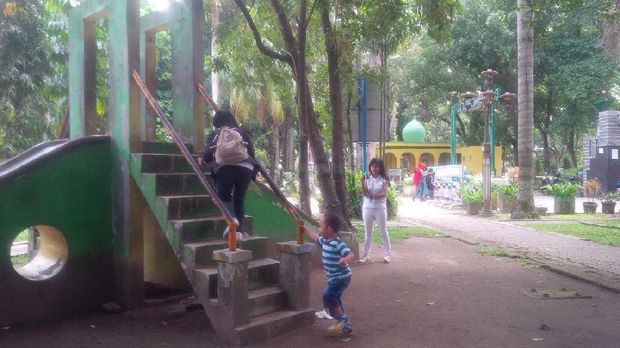 Taman Ahmad Yani juga tidak kalah asrinya dengan Taman Beringin.