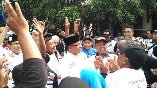 Saat Anies Mengangkat Tangan dan Berjoget Lagu 'Terajana'