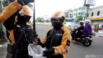 Aksi Driver Ojek Online Pungut Ranjau Paku