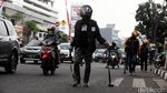 Aksi Driver Ojek Online Pungut Ranjau Paku