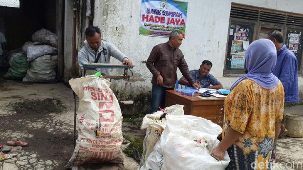 Sekelompok Pemuda di Garut 'Sulap' Sampah Menjadi Uang