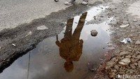 Keberadaan ranjau paku di Jakarta bukanlah hal yang baru. Kondisi seperti ini sudah menjadi hal yang klasik. Apalagi di ruas jalan yang padat pengendaranya.