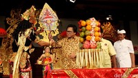 Oesman Sapta membuka secara resmi Pendidikan Kepemimpinan Nasional (Pakemnas) IX Peradah (Perhimpunan Pemuda Hindu) Indonesia ditandai dengan penancapan kayon.