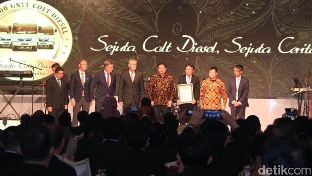 Penyerahan piagam Rekor MURI 