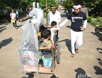 Kisah Pilu 'Manusia Gerobak' yang Berjalan dari Lampung ke Purwakarta