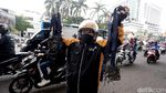 Aksi Driver Ojek Online Pungut Ranjau Paku