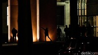 Demonstran melempar batu ke arah petugas keamanan.  (REUTERS/Dylan Martinez)