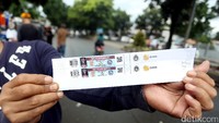 Para calo tampak berseliweran menawarkan tiket kepada para pengunjung yang datang ke Stadion Pakansari.