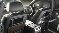 Serbuk-serbuk berlian tersebut berasal dari 1.000 pecahan berlian. Rolls Royce mengklaim dengan adanya serbuk tersebut menjadikan mobil memiliki kilauan yang unik. Foto: Rolls-Royce