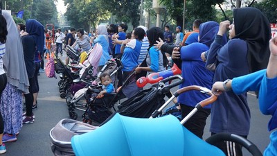 Seru! Ibu-ibu Ini Gunakan Kereta Dorong Bayi untuk Olahraga