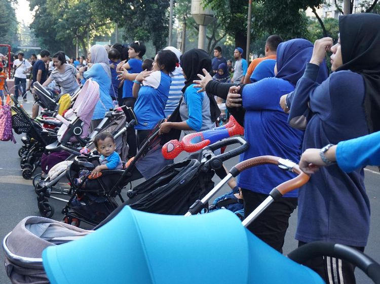 Seru! Ibu-ibu Ini Gunakan Kereta Dorong Bayi untuk Olahraga