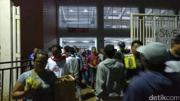 Gerbang dibuka, suasana Stadion Pakansari kondusif.