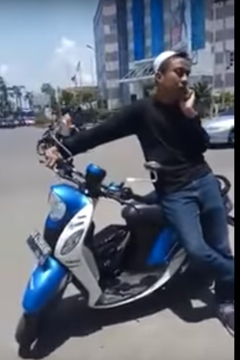Ini Kejadian Lucu Yang Tak Ada Di Video Viral Pria Maki Polisi