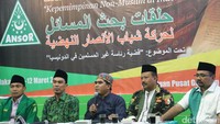 Ketua Umum PP GP Ansor Yaqut Cholil Qoumas, Dansatkornas Banser Alfa Isnaeni, KH Abdul Ghofur Maimun Zubair, KH Najib Bukhori, Ketua GP Ansor Saleh Ramli, menyampaikan hasil Bahtsul Masail Kiai Muda PP GP Ansor tentang Kepemimpinan Non-Muslim di Indonesia,  di Aula Iqbal Assegaf, PP GP Ansor, Jakarta Pusat, Jakarta, Minggu (12/3/2017)  