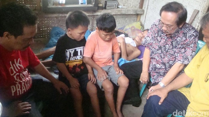 Wabup Banyumas Temui Kendar Bocah SD yang Rawat Ayahnya Sendirian
