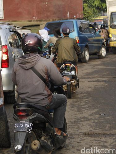 Penuh Lumpur, Akses Majalaya-Cicalengka via Desa Bojong Terputus