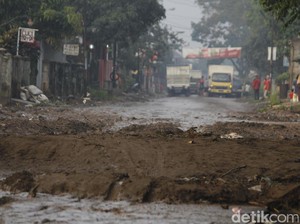 Penuh Lumpur, Akses Majalaya-Cicalengka via Desa Bojong Terputus
