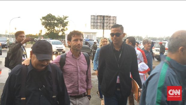 Luis Milla bersama Bayu Eka Sari Teguh (kanan) dan dokter tim Syarif Alwi (kiri).