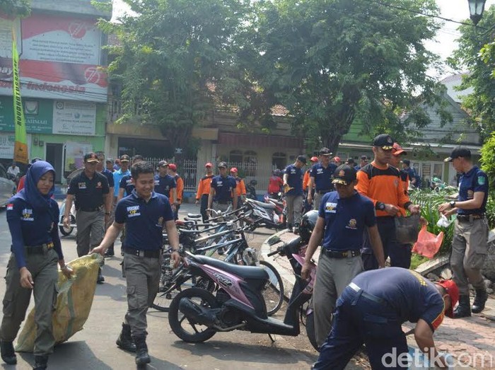 Satpol PP Pasuruan Ajak PKL Bersih-bersih