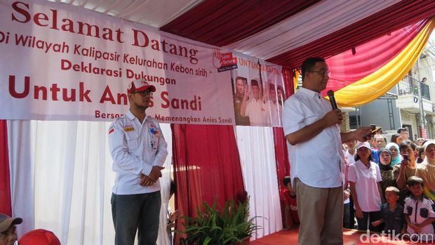 Anies dan relawan Agus-Sylvi di Kebon Sirih / 