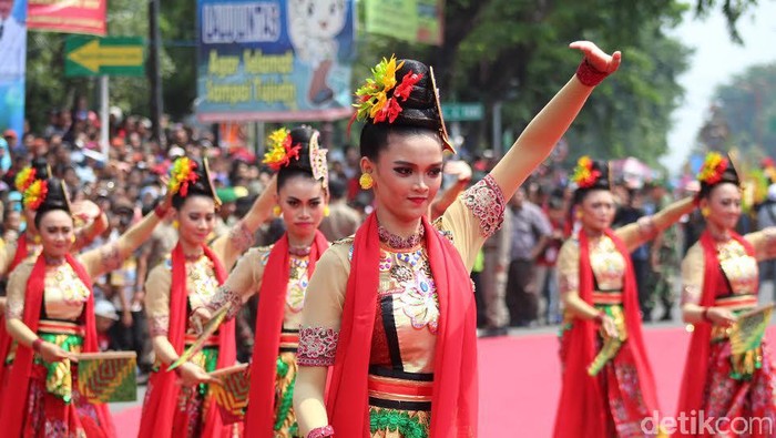 Diguyur Hujan, Festival Kesenian Pesisir Utara Dijubeli Warga