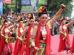 Diguyur Hujan, Festival Kesenian Pesisir Utara Dijubeli Warga