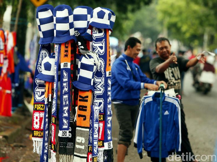 Pedagang Atribut Mulai Serbu Stadion Pakansari