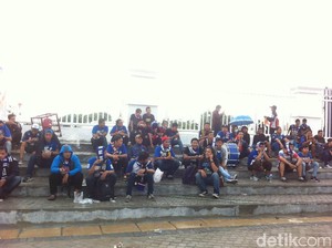 Sebelum Indonesia Raya, Aremania Akan Bentangkan Bendera Merah Putih Raksasa