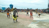 Pembukaan acara sidang diwarnai dengan pertunjukkan budaya dari masyarakat Papua. Semua orang di Raja Ampat ikut berpatisipasi (Bonauli/detikTravel)