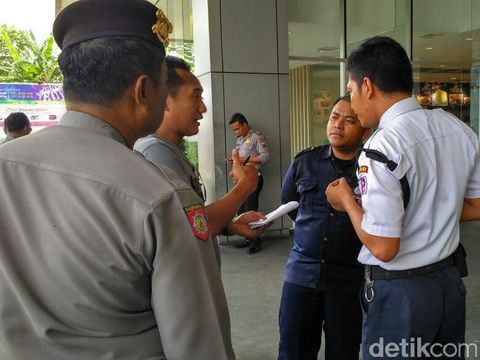 Polisi saat memeriksa saksi