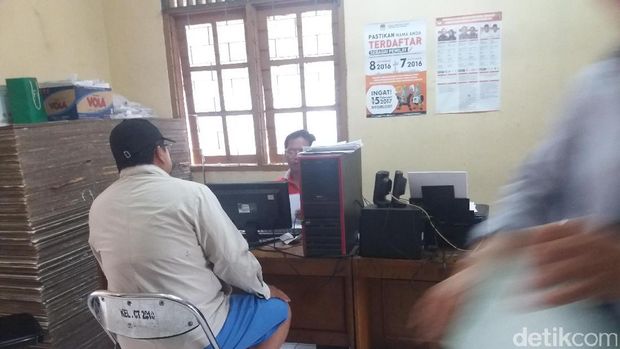 Warga mendaftar ke  Sekretariat PPS Cengkareng Timur / 