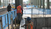 Stasiun Dukuh Atas akan berfungsi sebagai area interchange yang menguhubungkan masyarakat dengan Stasiun Sudirman Baru (stasiun kereta Bandara Soekarno-Hatta), Stasiun Sudirman (commuterline Jabodetabek), bus Transjakarta, dan stasiun Light Rail Transit atau LRT. 