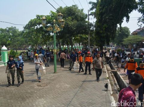 PKL diajak bersih-bersih Satpol PP Pasuruan