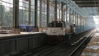 Stasiun Dukuh Atas akan berfungsi sebagai area interchange yang menguhubungkan masyarakat dengan Stasiun Sudirman Baru (stasiun kereta Bandara Soekarno-Hatta), Stasiun Sudirman (commuterline Jabodetabek), bus Transjakarta, dan stasiun Light Rail Transit atau LRT. 