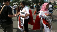 Aksi ini dilakukan disela-sela car free day (HBKB). 