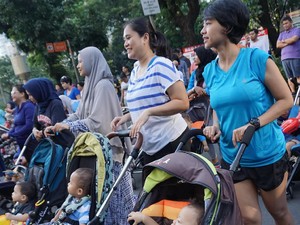 Bawa Bayi Sambil Olahraga? Bisa Banget, Ibu-ibu Ini Buktinya