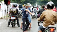Para calo tampak berseliweran menawarkan tiket kepada para pengunjung yang datang ke Stadion Pakansari.
