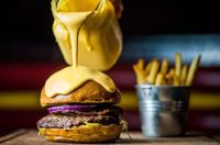 Pencinta Keju, di Restoran Ini Ada Burger Disiram Keju Leleh