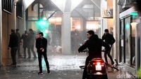  Keributan ini memperuncing hubungan antara Belanda dan Turki. Kedutaan Belanda di Ankara dan Konsulat di Istanbul ditutup untuk sementara.  (REUTERS/Dylan Martinez)  