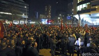 Aksi yang diikuti oleh tidak sedikit orang tersebut memanaskan hubungan Turki dan Belanda.  (REUTERS/Dylan Martinez)