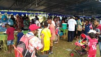 Saat siang tiba, acara diistirahatkan. Karena semua pengisi acara dan pengunjung makan bersama di tenda-tenda yang sudah disediakan (Bonauli/detikTravel)