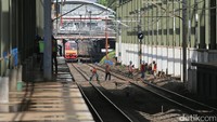 Stasiun Dukuh Atas akan berfungsi sebagai area interchange yang menguhubungkan masyarakat dengan Stasiun Sudirman Baru (stasiun kereta Bandara Soekarno-Hatta), Stasiun Sudirman (commuterline Jabodetabek), bus Transjakarta, dan stasiun Light Rail Transit atau LRT. 