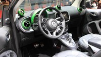 Meski mungil, Smart bisa berlari hingga 160 km hanya dalam sekali pengisian baterai. Model Smart ForFour listrik di Jerman bakal dibanderol 22.600 euro atau setara Rp 322 jutaan. Foto: Dina Rayanti