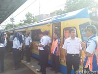 Naik Kereta Inspeksi, Ini yang Dilakukan Menhub dan Rini Soemarno