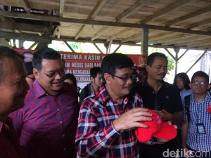 Hadiri Pengobatan Gratis di Jaksel, Djarot Sempatkan Cek Tensi