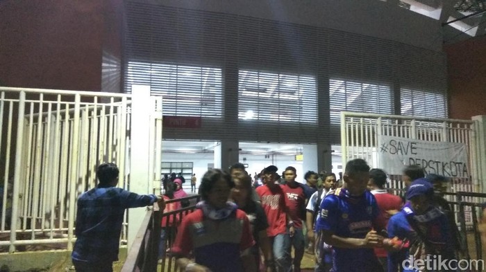 Pertandingan Usai, Suasana Luar Stadion Pakansari Kembali Kondusif