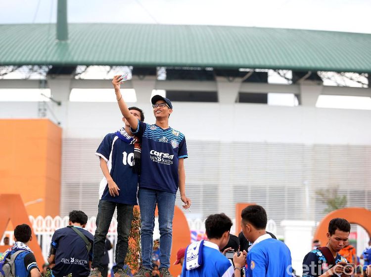 Suporter Berdatangan di Stadion Pakansari