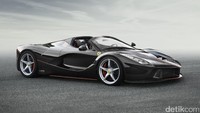 Ferrari merayakan ulang tahun yang ke-7 dengan merilis LaFerrari Aperta. Mobil edisi terbatas yang ditujukan untuk konsumen loyal dan juga merupakan versi atap terbuka dari LaFerrari.Foto: Ferrari