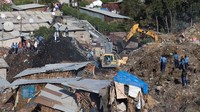 Beberapa petugas dibantu warga masih mencari sejumlah korban di lokasi longsor menggunakan alat berat. AFP Photo/ZACHARIAS ABUBEKER.